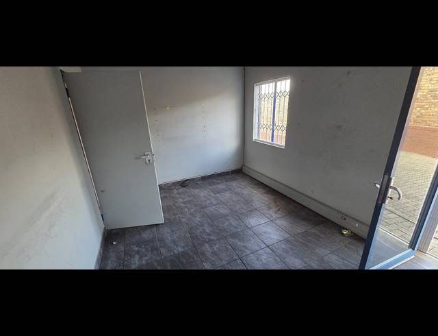 360M² WAREHOUSE TO LET IN RIVERSIDE PARK